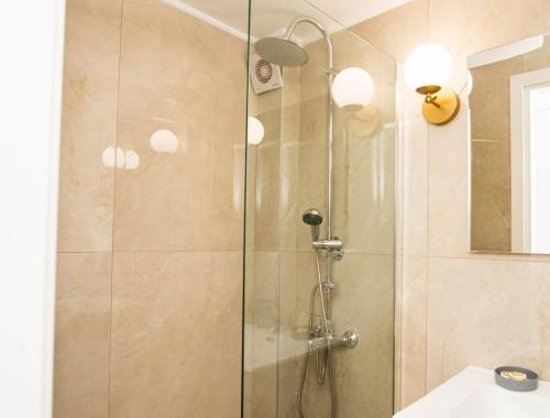 亚历山德鲁波利斯Stamatina's Luxury Apartments (Central 3rd floor)的浴室里设有玻璃门淋浴