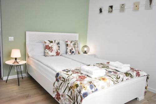 克卢日-纳波卡Homey Luxury- entire house, free parking, yard的卧室配有白色床和花卉图案的毯子