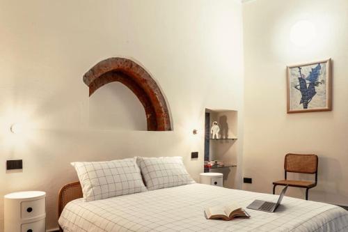 米兰Luxury Loft near Duomo and Garage的一间卧室配有一张床,上面有一本书