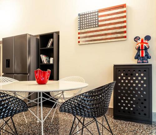 米兰Luxury Loft near Duomo and Garage的墙上挂着美洲国旗的桌椅