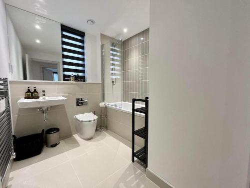 波斯考尔Stunning Sea View Two Bed Two Bathroom Apartment的浴室配有卫生间、盥洗盆和浴缸。