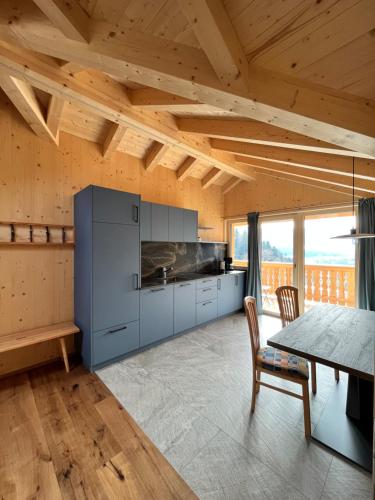 维拉奥通Bio Felderhof的厨房设有木制天花板和桌椅