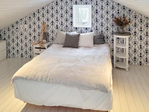 埃勒斯Holiday home ELLÖS IX的卧室配有一张白色大床和墙壁