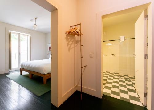 波尔图Duas Portas Townhouse的一间卧室设有一张床和一个 ⁇ 板地板