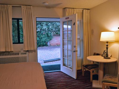 塞多纳苏加洛夫汽车旅馆的酒店客房设有一张床和通往庭院的门