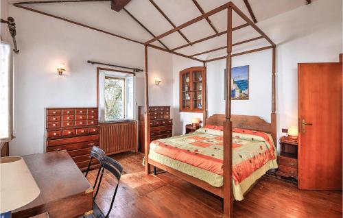 斯培西亚Awesome Home In La Spezia With Wifi的一间卧室配有一张天蓬床和一张桌子