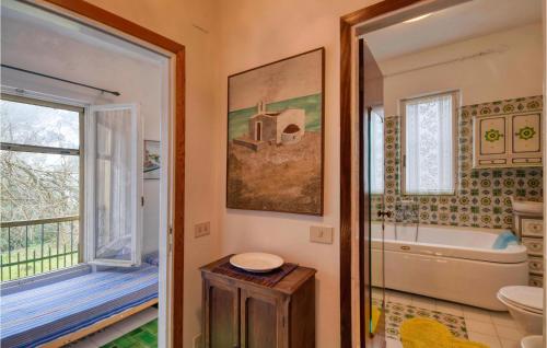 斯培西亚Awesome Home In La Spezia With Wifi的带浴缸、卫生间和窗户的浴室