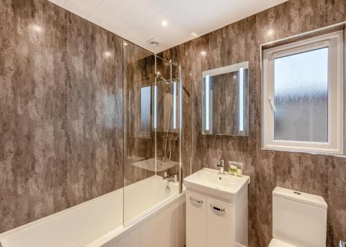 波尔顿乐法尔德Hambleton Lakeside Lodges的浴室配有卫生间水槽和淋浴。