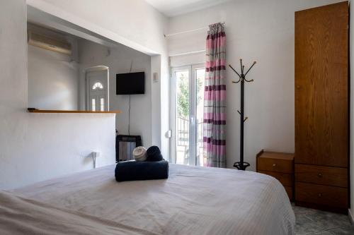 拉里萨Beautiful apartment LA的一间卧室设有一张大床和一个窗户。