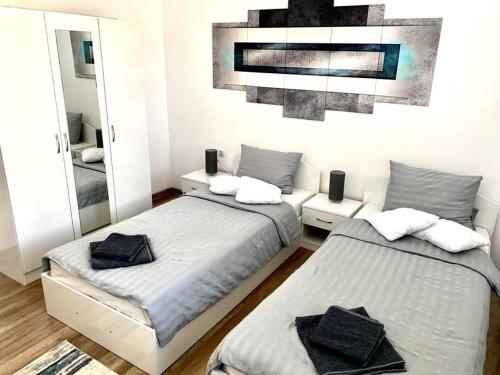 鲁塞Asitad DeLuxe Apartments的一间卧室配有两张床和镜子
