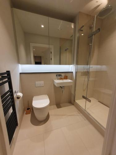 曼彻斯特Lovely 2Bedroom Apartment的浴室配有卫生间、淋浴和盥洗盆。