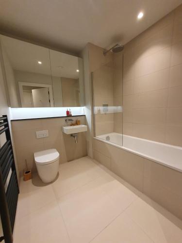 曼彻斯特Lovely 2Bedroom Apartment的浴室配有卫生间、盥洗盆和淋浴。