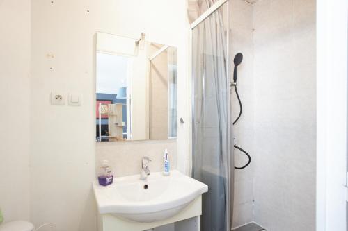 诺伊斯·勒·格兰德Appartement Sympa entre Paris et Disneyland的白色的浴室设有水槽和淋浴。