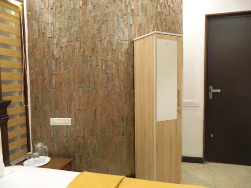 苏丹巴特利Torch Ginger Homestay的一间卧室设有木门和棕色的墙壁