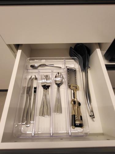 圣保罗Studio Silvia的橱柜里装有餐具的抽屉