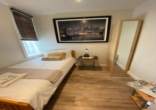 布莱克浦亚历山大酒店的一间卧室配有一张床和一张桌子