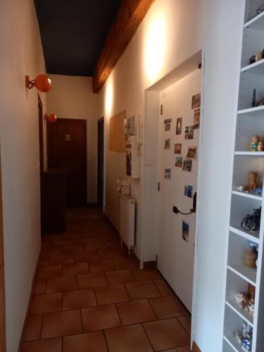 格勒诺布尔Chambre chez l'habitant, room for rent的走廊上设有冰箱和架子