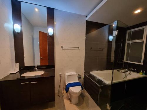 乔木提恩海滩ChinJu PoolVilla的一间带卫生间、水槽和镜子的浴室