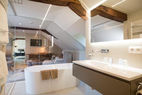 特文Hof de Draeck Bed & Breakfast的浴室配有白色浴缸和水槽