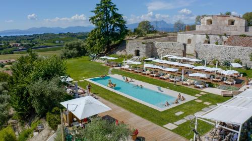 帕斯特伦戈Relais Forte Benedek Wine & SPA - Adults Only的享有带游泳池的度假村的空中景致