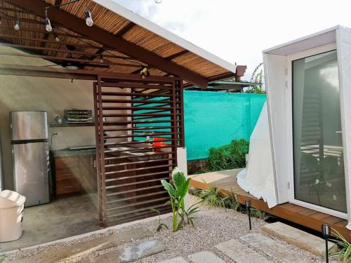 瓜纳卡斯特Ubuntu Glamping的后院设有厨房和户外庭院。