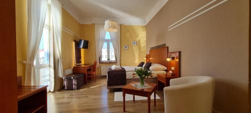 玛丽亚温泉艾丽卡旅馆的酒店客房设有床和客厅。
