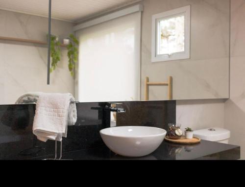 乌鲁比西Chalé Top banheira e lareira的一个带白色碗水槽的柜台浴室