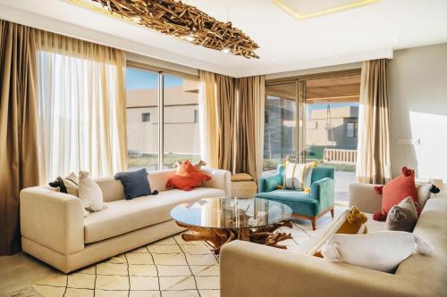达赫拉Tulum Beach Resort Dakhla的客厅配有两张沙发和一张桌子
