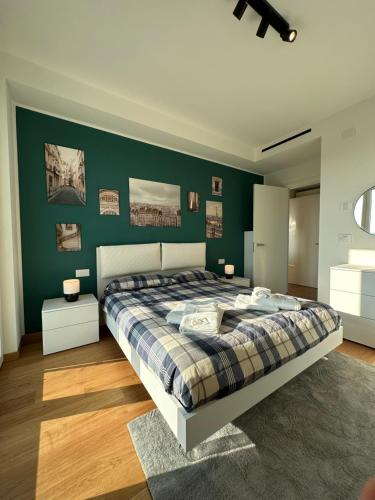 米兰Torre Milano - Luxury modern flat的一间卧室设有一张床和绿色的墙壁