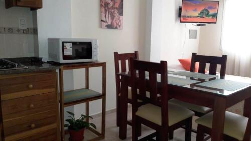 圣拉斐尔Departamento San Rafael - Sobre Paseo Chile的厨房配有桌椅和微波炉。