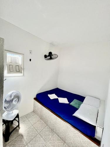 伊塔帕里卡岛维拉克鲁兹Pousada Realce的一间卧室配有蓝色的床和风扇