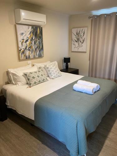 默立基戴森德度假屋的一间卧室配有一张带蓝色毯子的床