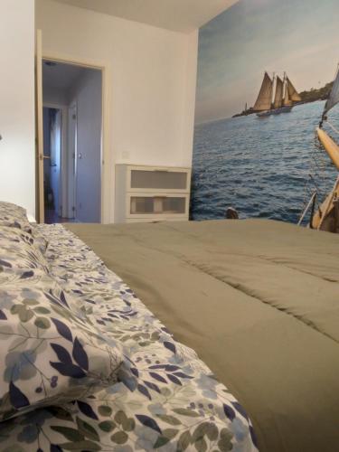 MarchenaPiso amplio y tranquilo en Marchena的一间卧室设有一张床,享有海景