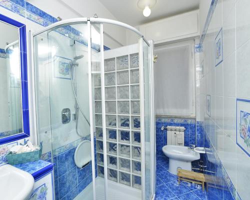拉帕洛Appartamento Rapallo Liguria Maria Jose的带淋浴、卫生间和盥洗盆的浴室