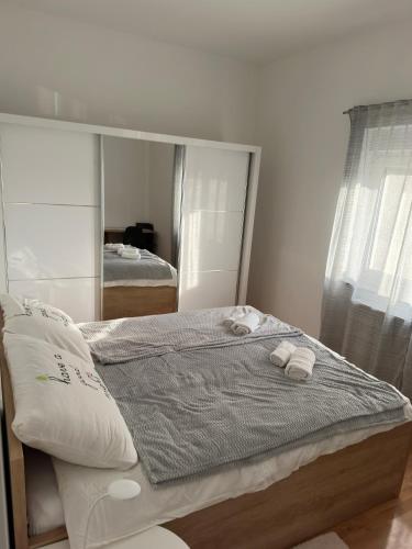 奥西耶克City Rent 1的一间卧室配有一张床和一面大镜子