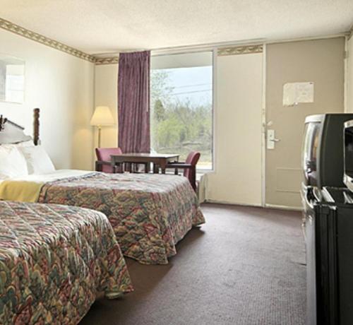 阿尔科Royal Extended Stay的酒店客房设有两张床和窗户。