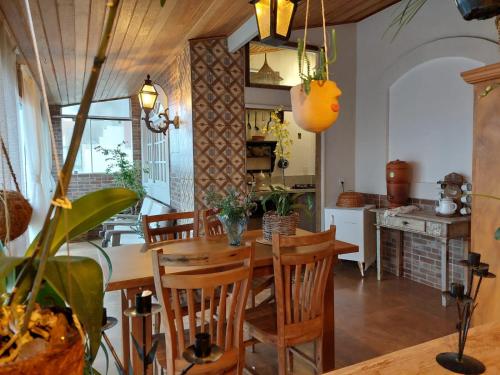 瓜拉派瑞Casa de Praia Alameda Azul的厨房以及带木桌和椅子的用餐室。