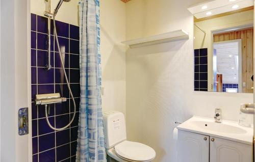 阿灵厄阿灵厄四卧室度假屋的浴室配有卫生间、盥洗盆和淋浴。