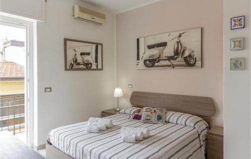 利多迪卡马约雷Sul Mare的卧室配有一张床,墙上挂有天鹅绒