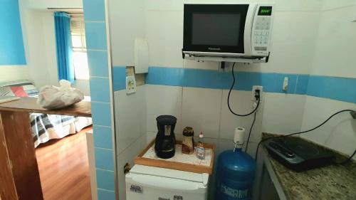 里约热内卢Sweet Studio Lapa的带微波炉的小厨房和客房。