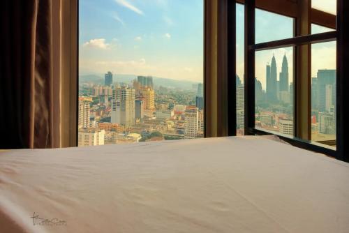 吉隆坡The Common Room @ Regalia的市景客房的一张床位