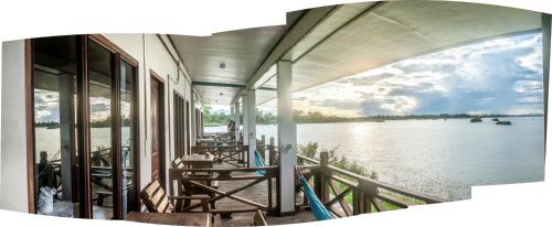 Ban Donsôm TaiDON DET Souksan Sunset Guesthouse and The Xisland Riverview Studio的从建筑的门廊上可欣赏到水景