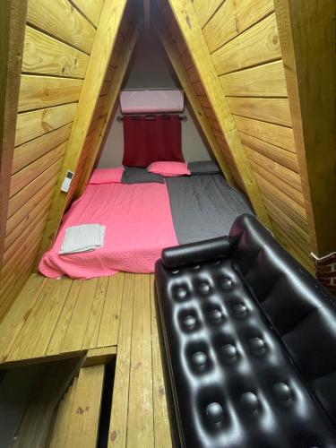佩德纳莱斯Villa completa confotable para 9 personas的一间小房子里带床的房间