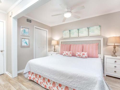 泰比岛Beach Racquet A126的卧室配有白色的床和吊扇