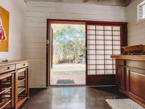 凯卢阿Cute Guest Suite in Kailua with AC!!!的一间日式客房,设有一扇带大门的开放式门