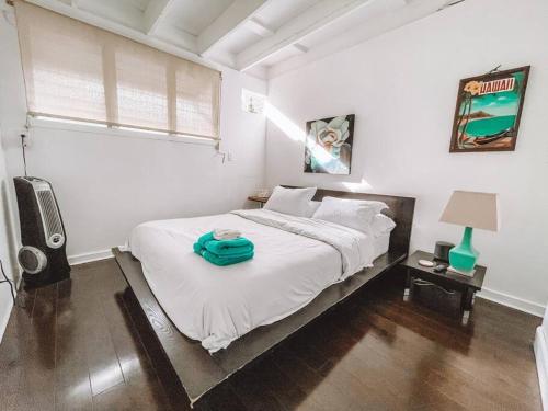 凯卢阿Cute Guest Suite in Kailua with AC!!!的一间卧室,配有一张蓝色袋子的床