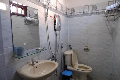 邦美蜀Thinh Khang Guesthouse的带淋浴、卫生间和盥洗盆的浴室