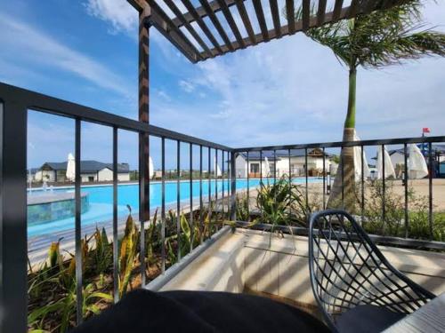 巴利托BALLITO HILLS, 1 bedroom apartment的享有游泳池景致的阳台
