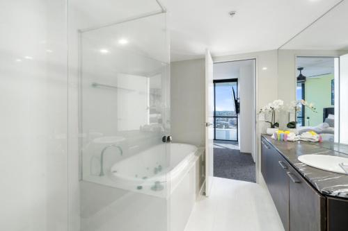 黄金海岸Avalon Apartments - Self Contained, Privately Managed Apartments的白色的浴室设有浴缸和水槽。