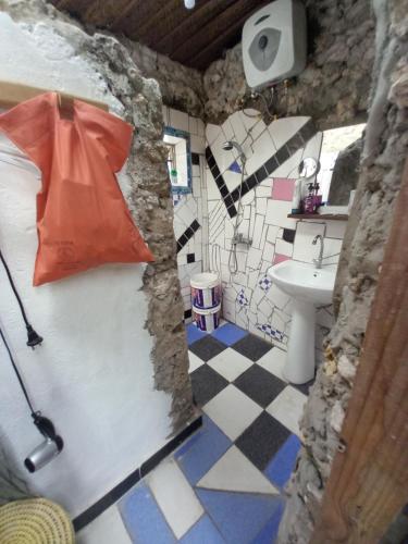 平圭Bibi Mrembo Guesthouse的门上配有水槽和雨伞的浴室